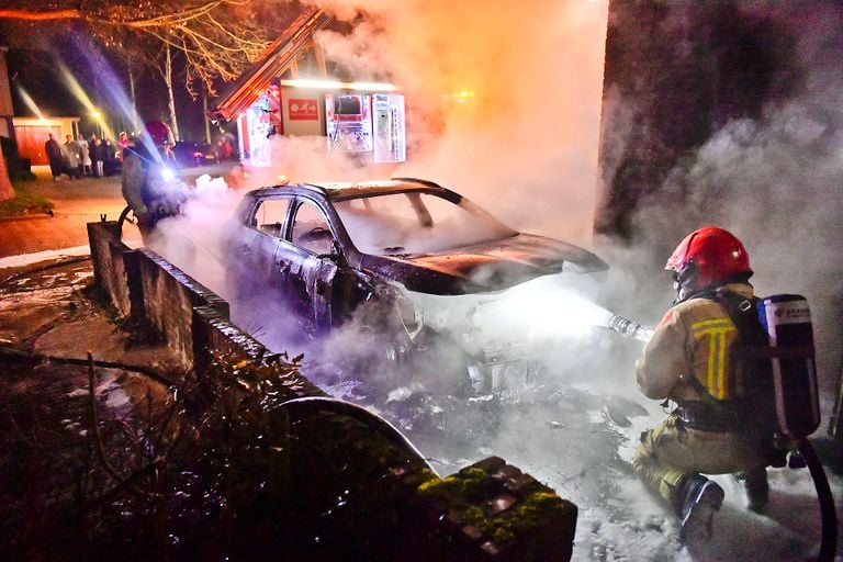 De brand in de Mevrouw Brantlaan in Waalre trok veel bekijks (foto: Rico Vogels/SQ Vision).