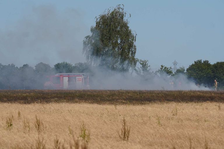 In Budel brandde een deel van een weiland af (foto: WdG/SQ Vision).