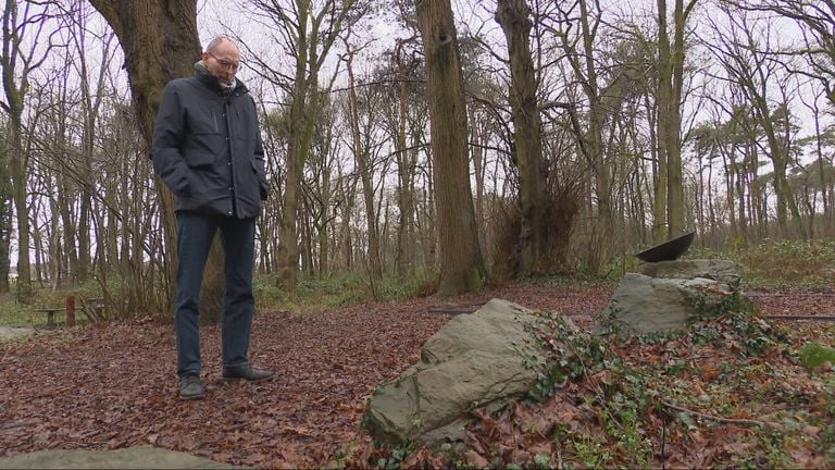 Harry bij het monument voor de verzetsstrijders, de plek waar hij ooit wil worden uitgestrooid (foto: Omroep Brabant)