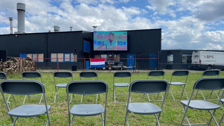 Honderden stoelen staan in rijen klaar (foto: Imke van de Laar).