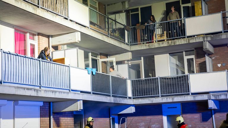 Bewoners van de flat in Oss kwamen midden in de nacht hun appartement uit (foto: Gabor Heeres/SQ Vision).