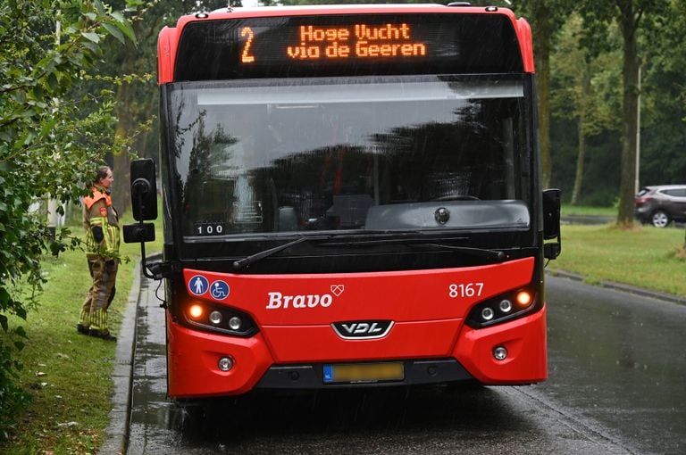 De bestuurder van de stadsbus kwam bij de botsing met de schrik vrij (foto: Perry Roovers/SQ Vision).