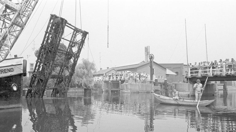 De kapotte brug werd weggehaald (Foto: Ben SteffenWest-Brabants Archief).