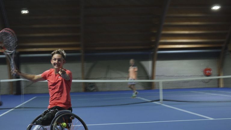 Rolstoeltennisser Niels Vink tijdens de training.