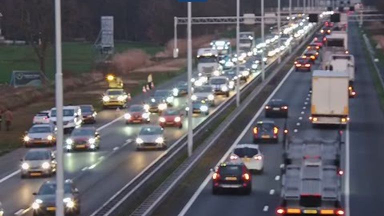 Het ongeluk op de A58 bij Oirschot leidt tot een fikse file (foto: X/Rijkswaterstaat).