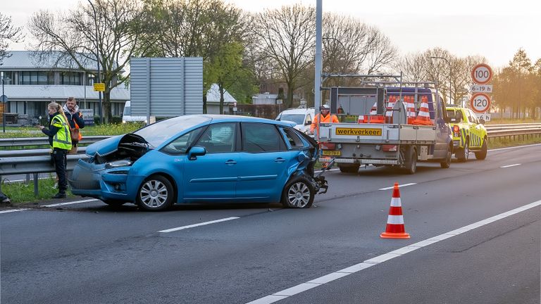Hoe het ongeluk op de A59 kon gebeuren, wordt onderzocht (foto: Iwan van Dun/SQ Vision).