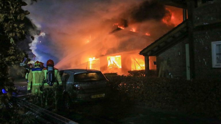 De brandweer bestrijdt de brand in Gemert (foto: Harrie Grijseels/SQ Vision).