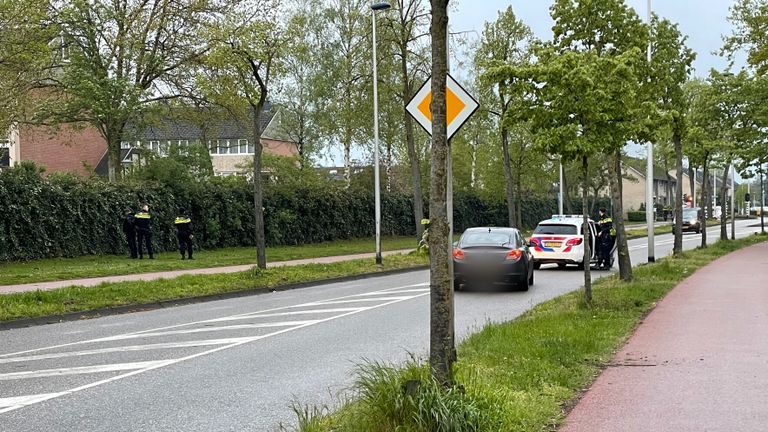 Aan de Heeklaan in Helmond hield de politie drie verdachten aan (foto: Harrie Grijseels / SQ Vision).