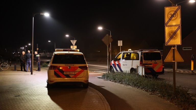 De politie kwam met meerdere eenheden naar het Wilhelminaplein in Best (foto: Sander van Gils/SQ Vision).