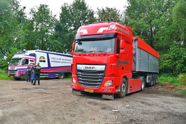 Twee vrachtwagens werden gecontroleerd op de parkeerplaats aan de Muggenberg in Heeze (foto: Rico Vogels/SQ Vision).