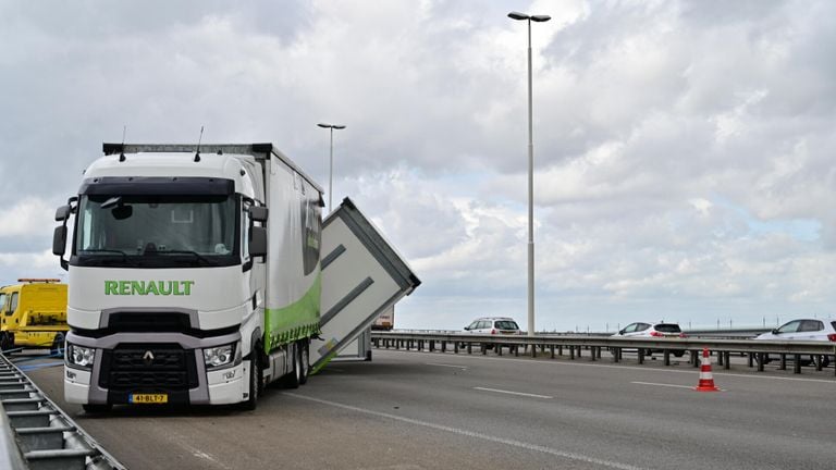 De vrachtwagen zorgt voor veel verkeershinder op de A16 (foto: Tom van der Put).