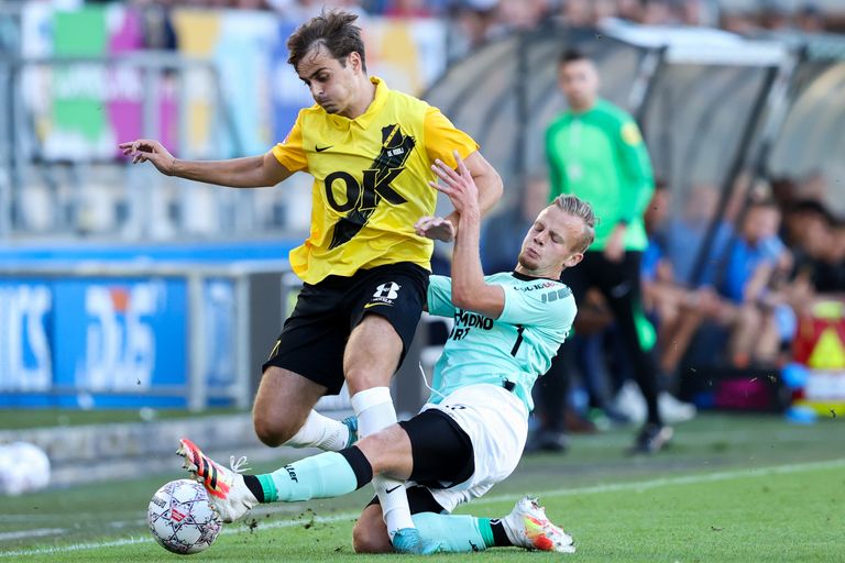 Bryan van Hove (rechts) zet NAC-speler Kaj de Rooij de voet dwars (Foto: Orange Pictures)