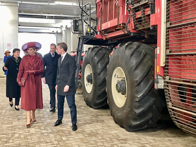De wielen van deze machine zijn bijna net zo hoog als de hoogheid zelf (foto: Raymond Merkx).