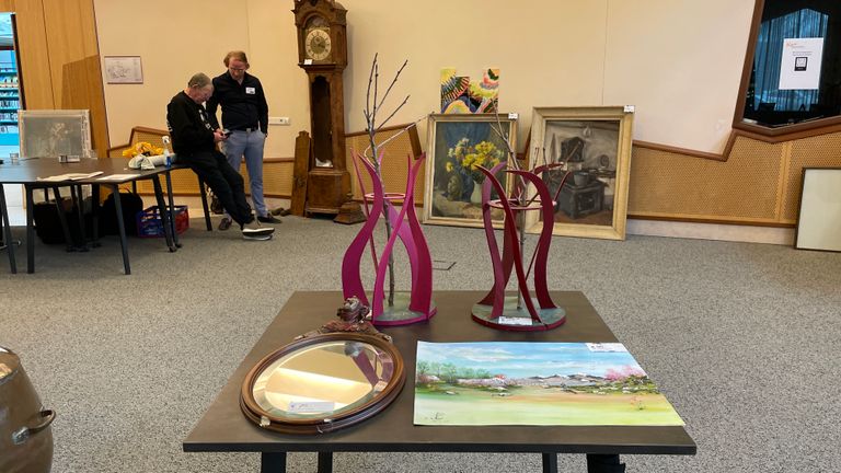 Allerlei kunstobjecten werden aangeboden (Foto: René van Hoof)