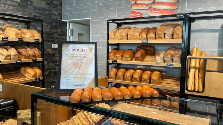 De verse worstenbroodjes (foto: René van Hoof).