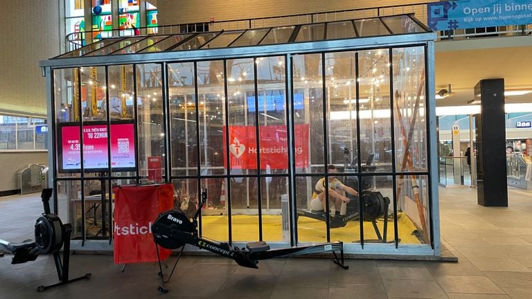 Het glazen huis in de stationshal (foto: René van Hoof).