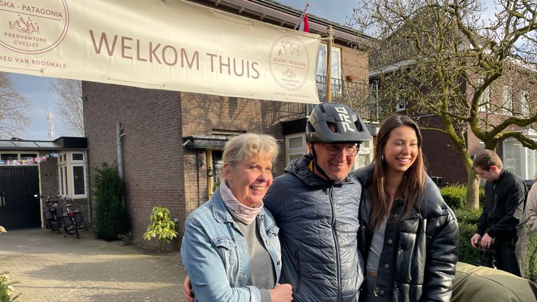 Anfred thuis met vrouw en dochter (Foto: René van Hoof)