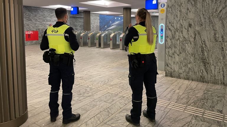 Controleurs houden een oogje in het zeil (foto: René van Hoof)