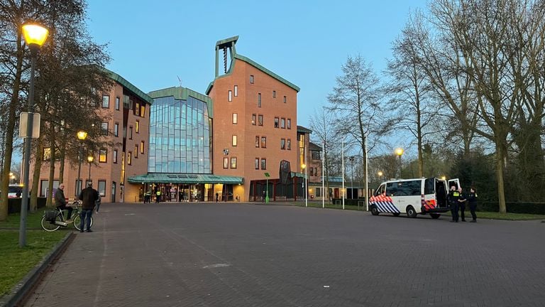 Het is rustig voor het gemeentehuis van Sint-Michielsgestel vlak voor de raadsvergadering (foto: Megan Hanegraaf).