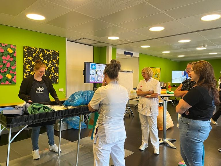 Anouk Cramer laat zorgmedewerkers zien hoe ze afval moeten scheiden (foto: Megan Hanegraaf).