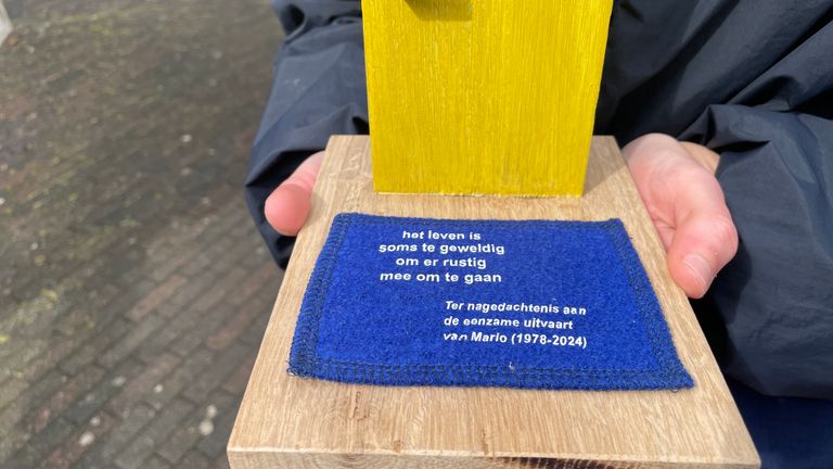 De tekst op een monumentje (foto: René van Hoof).