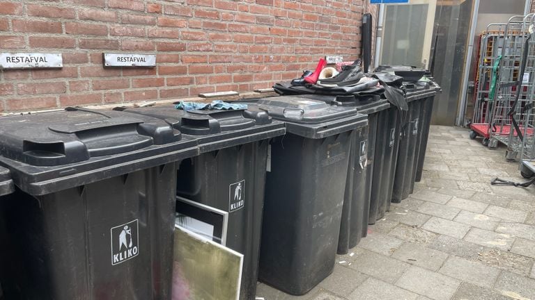 Kliko's met onbruikbare troep (foto: René van Hoof).