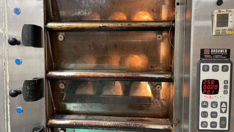 Brood in de oven (foto: René van Hoof) 