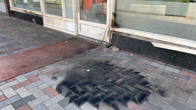 Zwartgeblakerde tegels voor de grillroom (foto: Rene van Hoof)