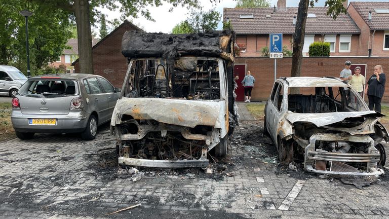 Drie verwoeste voertuigen (foto: René van Hoof).