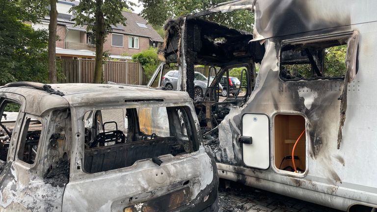 De verwoeste camper en auto (foto: René van Hoof).