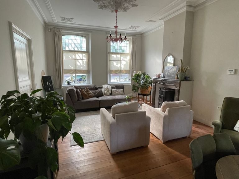 De woonkamer heeft volop karakter (foto: Raymond Merkx).