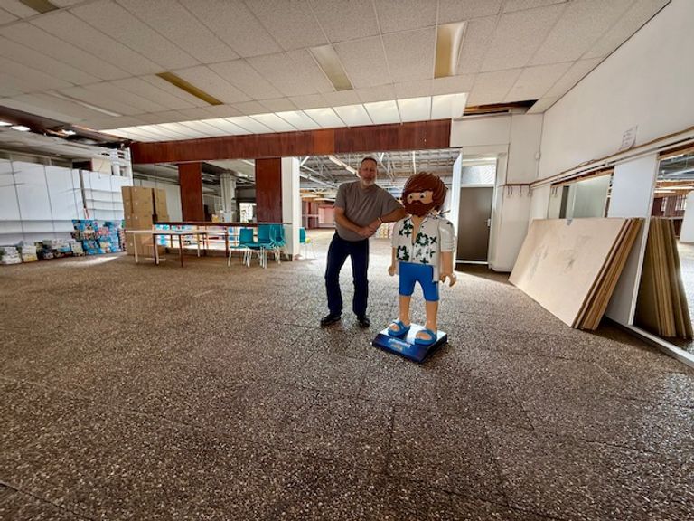 Patric (links) in het nieuwe pand, waar nog veel werk is (foto: Raymond Merkx).