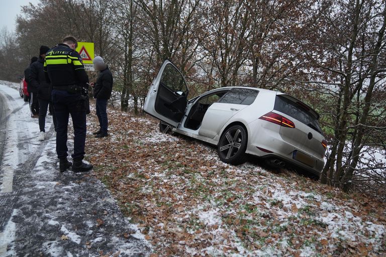 De auto gleed van de Maarheezerweg-Zuid in Leende (foto: WdG/SQ Vision).