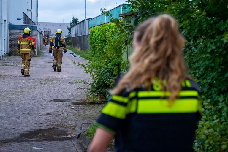 Brandweerlieden konden de brand bij het bedrijf Aludyne snel onder controle krijgen (foto: Gabor Heeres/SQ Vision).