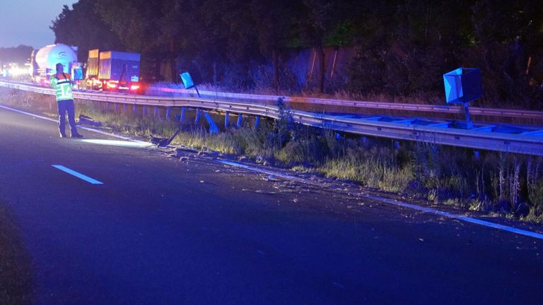 De vangrail op de A2 bij Maarheeze is flink beschadigd (foto: WdG/SQ Vision).