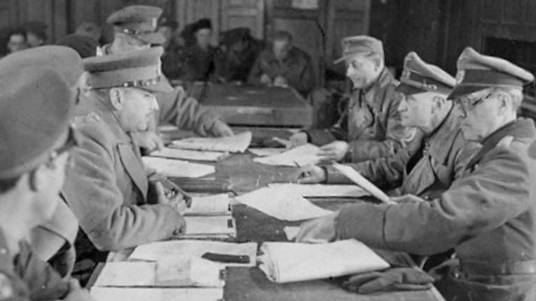 Militair overleg tussen geallieerden (links) en Duitsers (rechts) in hotel De Wereld in Wageningen. 