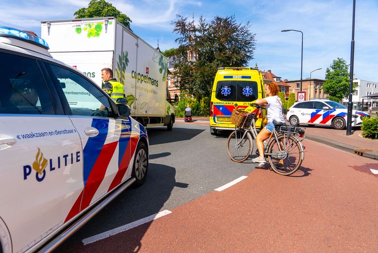 De politie moest na het ongeluk het verkeer in goede banen leiden (foto: Gabor Heeres/SQ Vision).