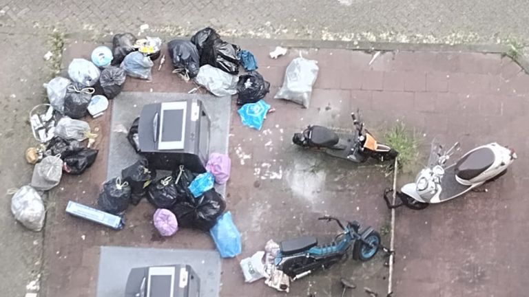 Deze containers in Oss zijn geleegd, maar de troep ernaast ligt er nog (foto: Erik van den Broek).