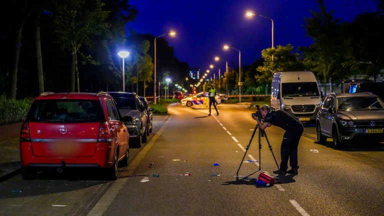 De beschoten auto wordt gefotografeerd door de politie (foto: SQ Vision).