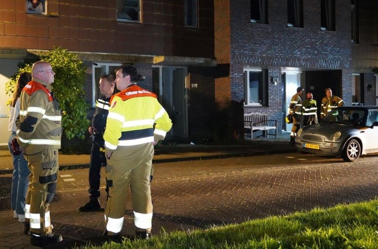 Politie en brandweer in overleg voor het huis aan de Groote Wielenlaan in Rosmalen (foto: Bart Meesters).