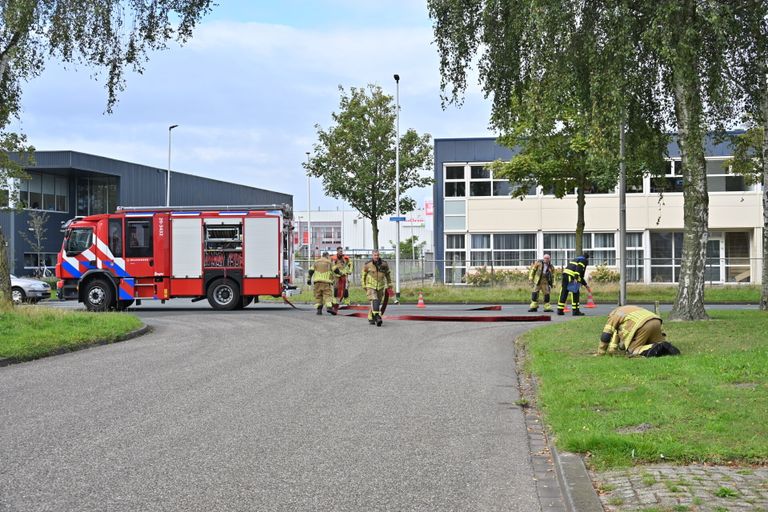 Brandweerlieden en agenten zoeken uit waar de vervelende lucht vandaan komt (foto: Tom van der Put/SQ Vision).