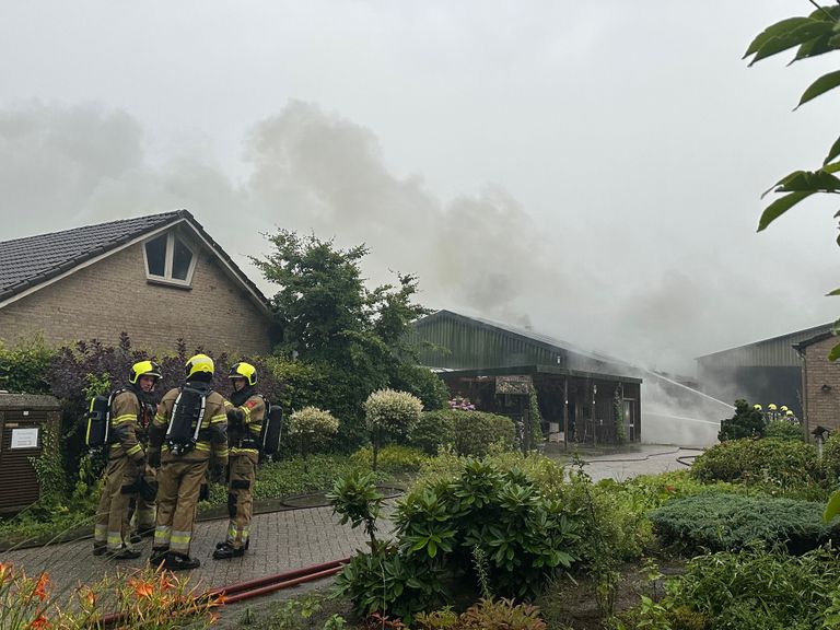 Er kwam veel rook vrij bij de schuurbrand in Drunen (foto: Bart Meesters/Meesters Multi Media/SQ Vision).