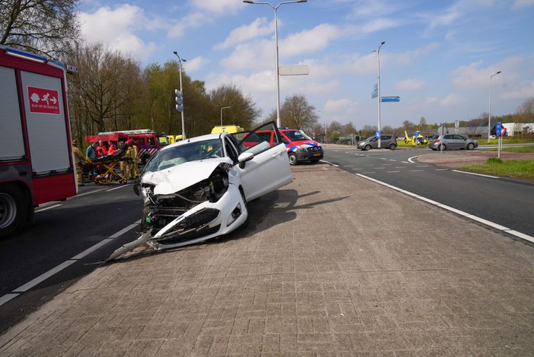 Hoe de aanrijding op de Deense Hoek in Lieshout kon gebeuren, wordt onderzocht (foto: Harrie Grijseels/SQ Vision).