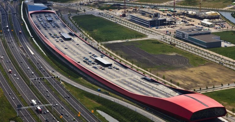 The Wall: een combinatie van geluidsscherm, bedrijfsverzamelgebouw en parkeergarage met parkeerdek (foto: ANP 2011).