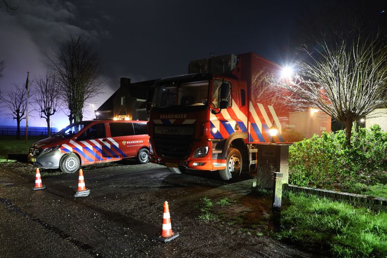 De stalbrand was rond kwart over drie zondagnacht onder controle (foto: Kevin Kanters/SQ Vision).
