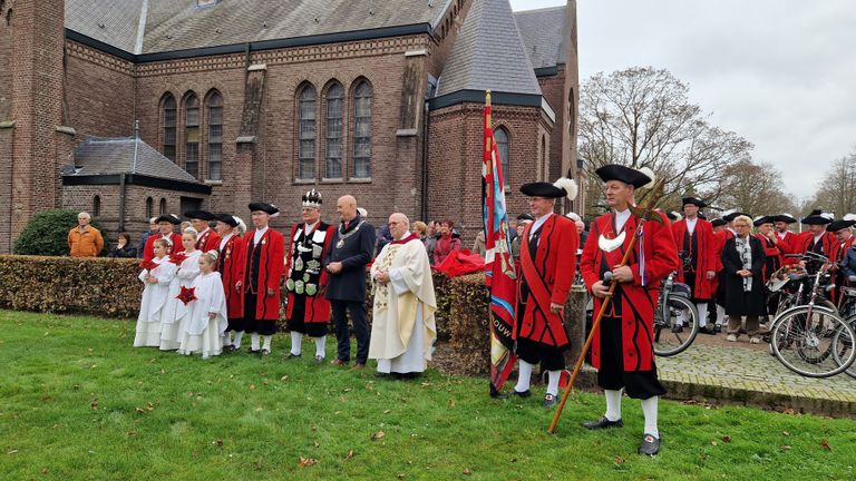 De vier broers kijkend naar de vendeliers (foto: Tom Berkers).