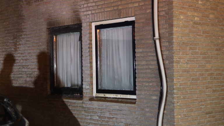 De vlammen sloegen over naar het raamkozijn van het huis in Breugel (foto: Sander van Gils/SQ Vision).