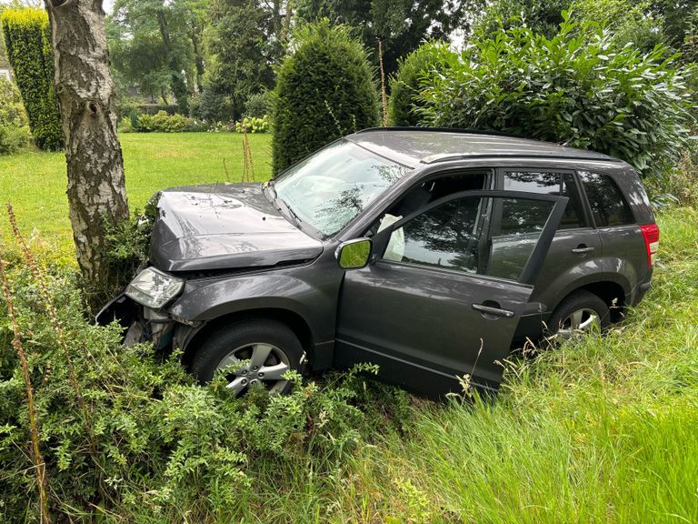 Een auto kwam na de botsing tegen een boom tot stilstand (foto: Marco van den Broek/SQ Vision).