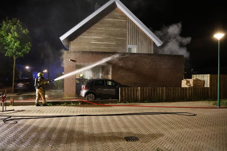 Hoe de brand in de garage aan de straat Marjolein in Cuijk kon uitbreken, wordt onderzocht (foto: SK-Media).