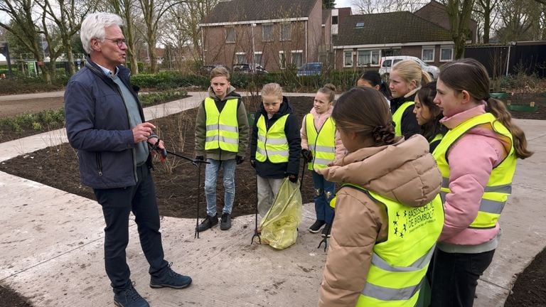 Harry Welp met de afvalopruimers (foto: Jan Peels)